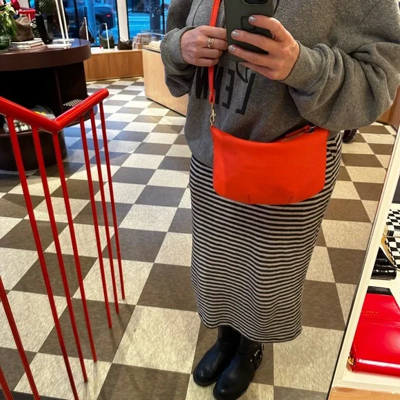 Clare V. Petit Moyen - Picture 2 of 8